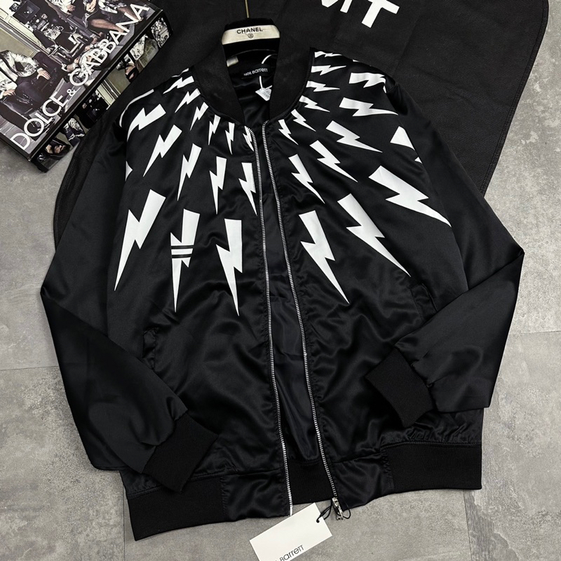 Áo khoác bomber zip nam nữ Neil Barrett vải gió in hoạ tiết hình tia sét trắng mặt trước bo ống 2 lớp 2023