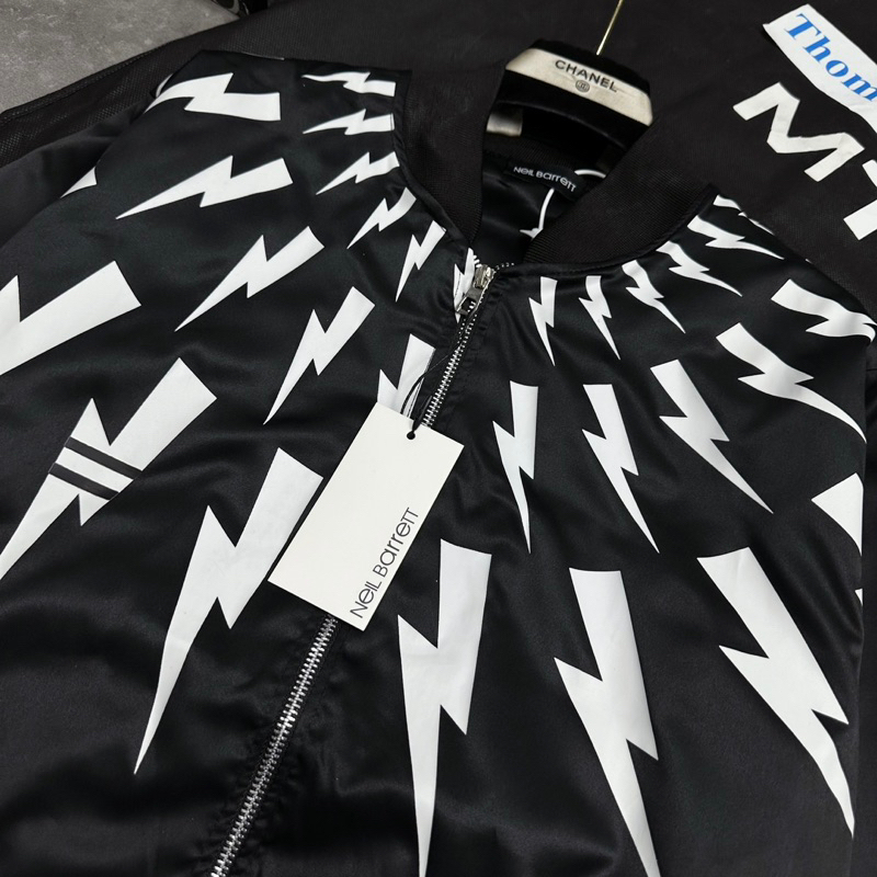 Áo khoác bomber zip nam nữ Neil Barrett vải gió in hoạ tiết hình tia sét trắng mặt trước bo ống 2 lớp 2023