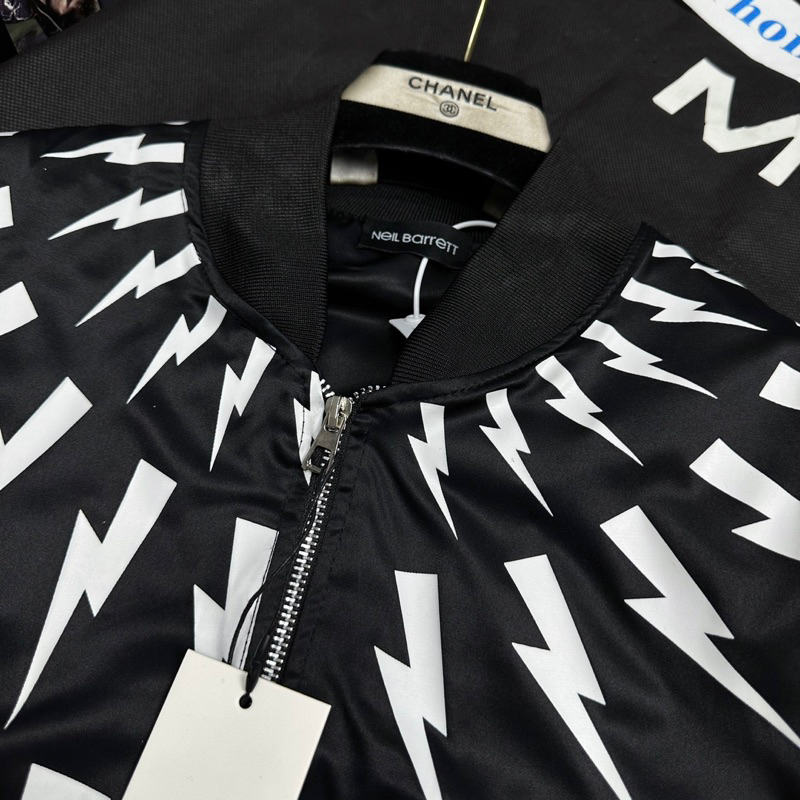 Áo khoác bomber zip nam nữ Neil Barrett vải gió in hoạ tiết hình tia sét trắng mặt trước bo ống 2 lớp 2023