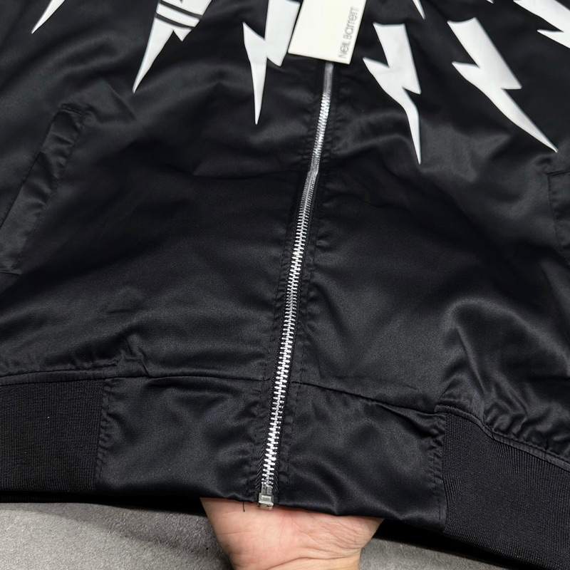 Áo khoác bomber zip nam nữ Neil Barrett vải gió in hoạ tiết hình tia sét trắng mặt trước bo ống 2 lớp 2023