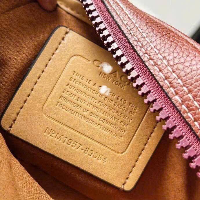 Túi Co@ch thời trang đeo vai đeo chéo.