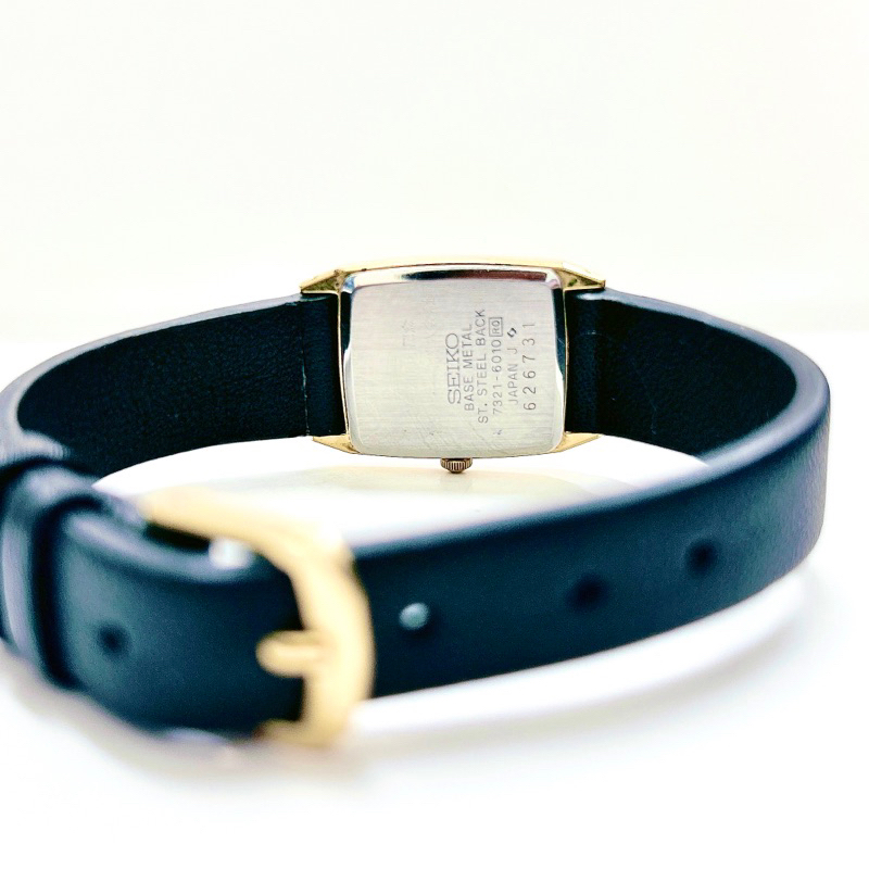 Đồng hồ nữ si hiệu Seiko, mặt chữ nhật dây da đen