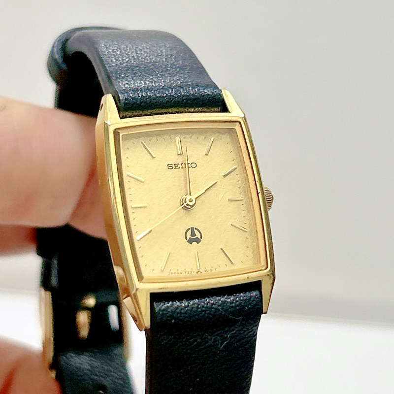 Đồng hồ nữ si hiệu Seiko, mặt chữ nhật dây da đen