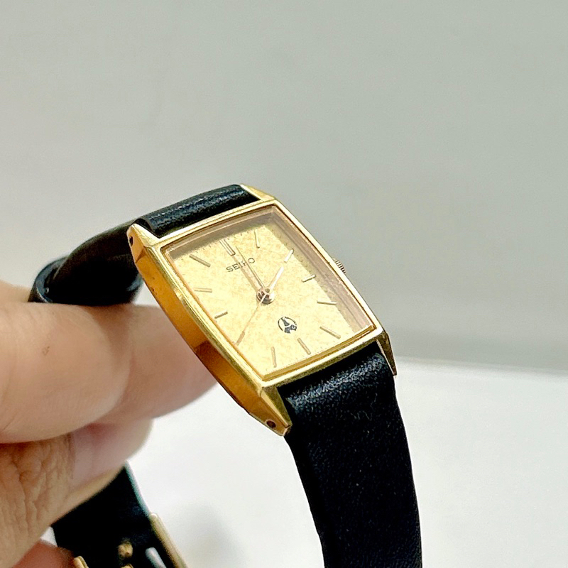 Đồng hồ nữ si hiệu Seiko, mặt chữ nhật dây da đen