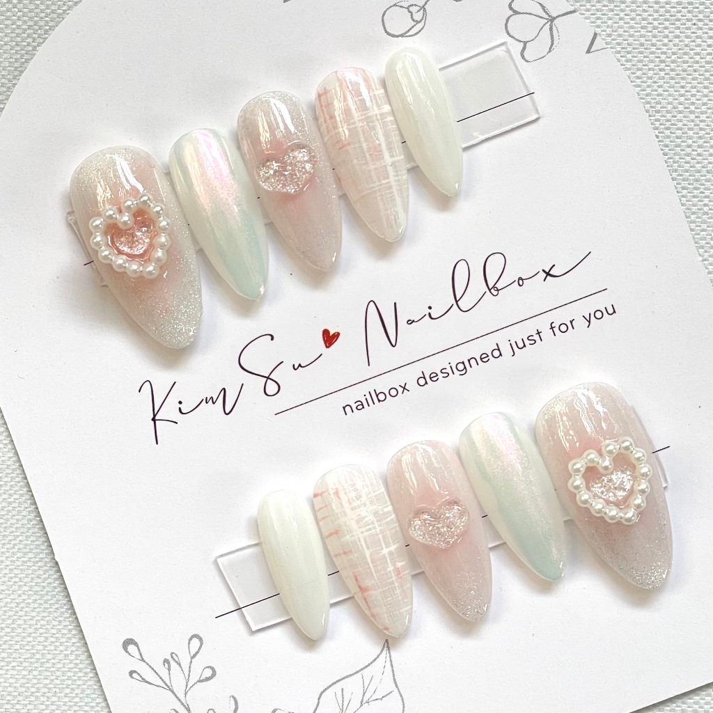 Nailbox hồng pastel trắng đính trái tim