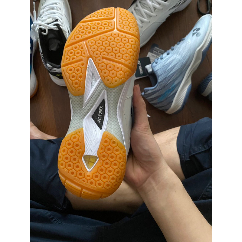 Giày cầu lông đế siêu ngon, đi cực thích