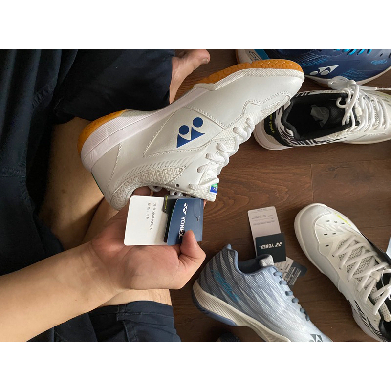 Giày cầu lông đế siêu ngon, đi cực thích