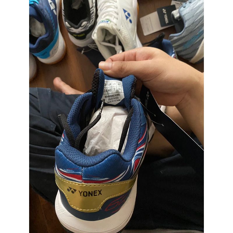 Giày cầu lông đế siêu ngon, đi cực thích