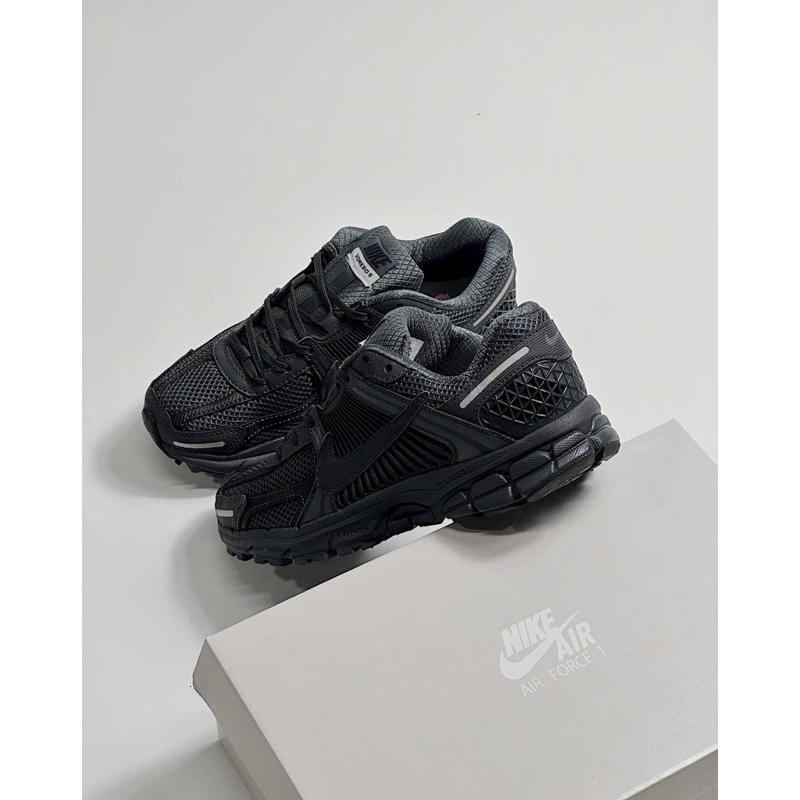 Giày sneaker vomero 5 đen full