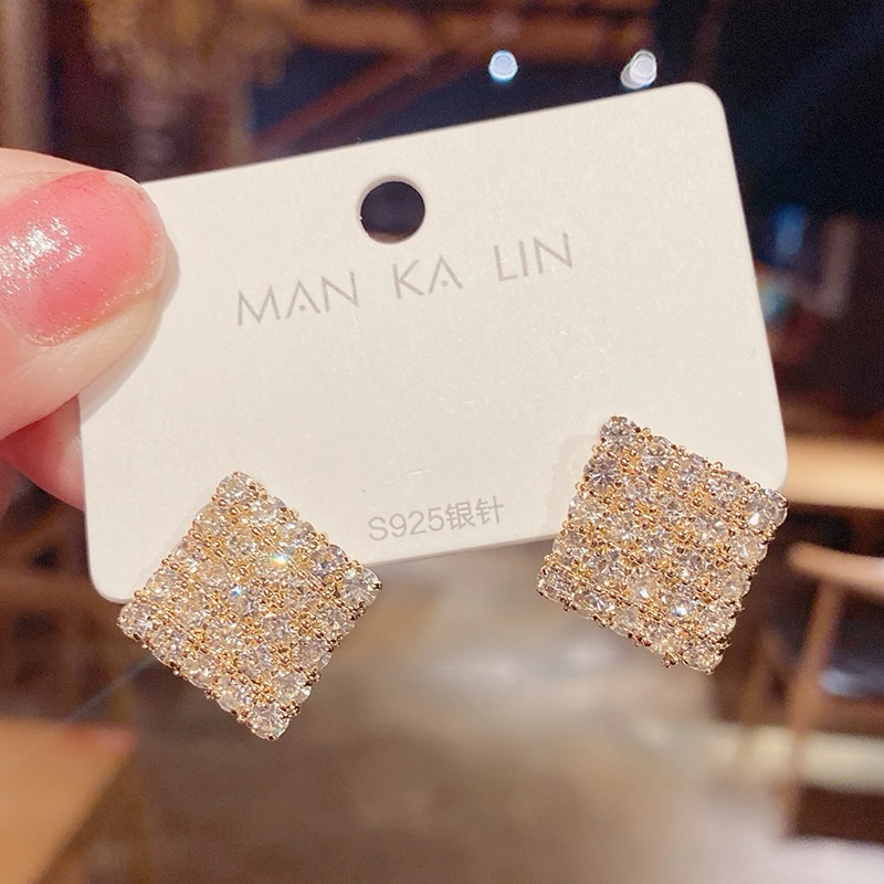 bông tai hình thôi đính đá sang chảnh, khuyên tai đính nhiều đá phong cách hàn quốc