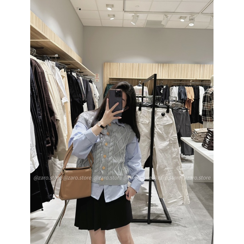 Gile xám cài nút+sơ mi kẻ xanh+chân váy