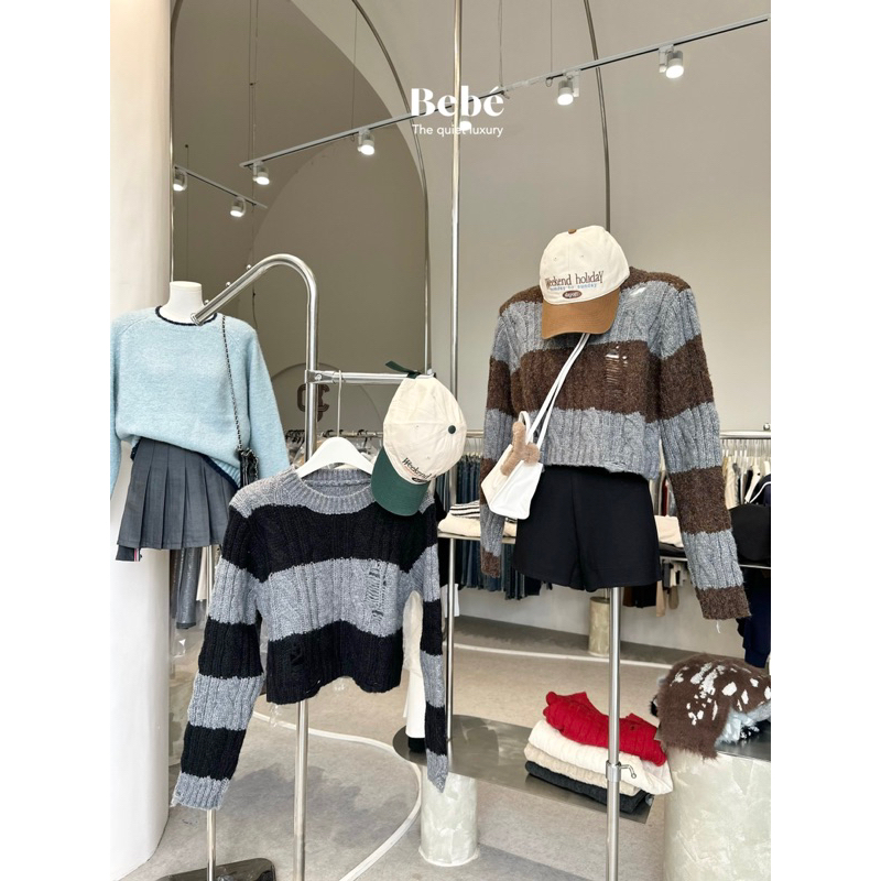 Áo len kẻ ngang dáng ngắn rách nhẹ