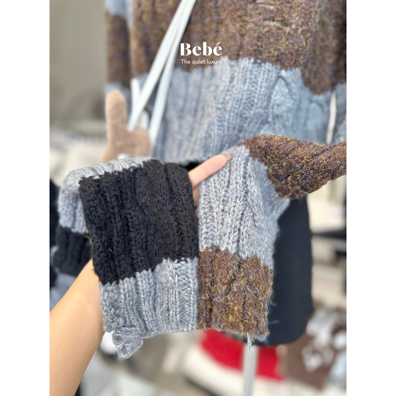 Áo len kẻ ngang dáng ngắn rách nhẹ