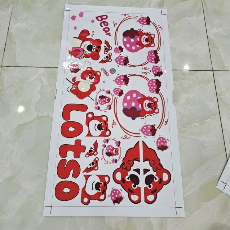 Tem logo sticker gấu dâu lotso mới 30x60cm dán trang trí xe nền trắng