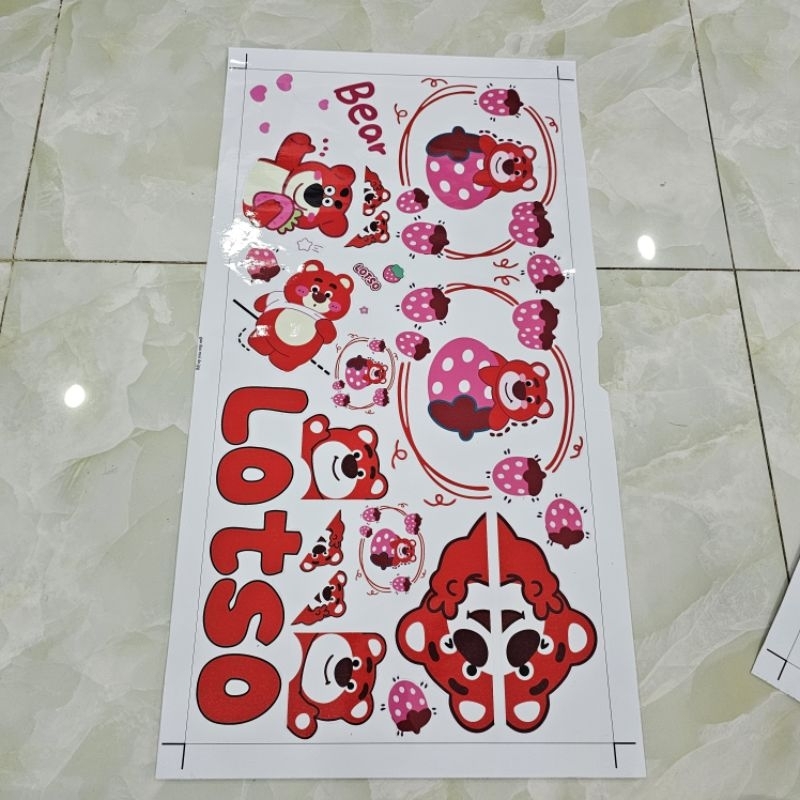 Tem logo sticker gấu dâu lotso mới 30x60cm dán trang trí xe nền trắng
