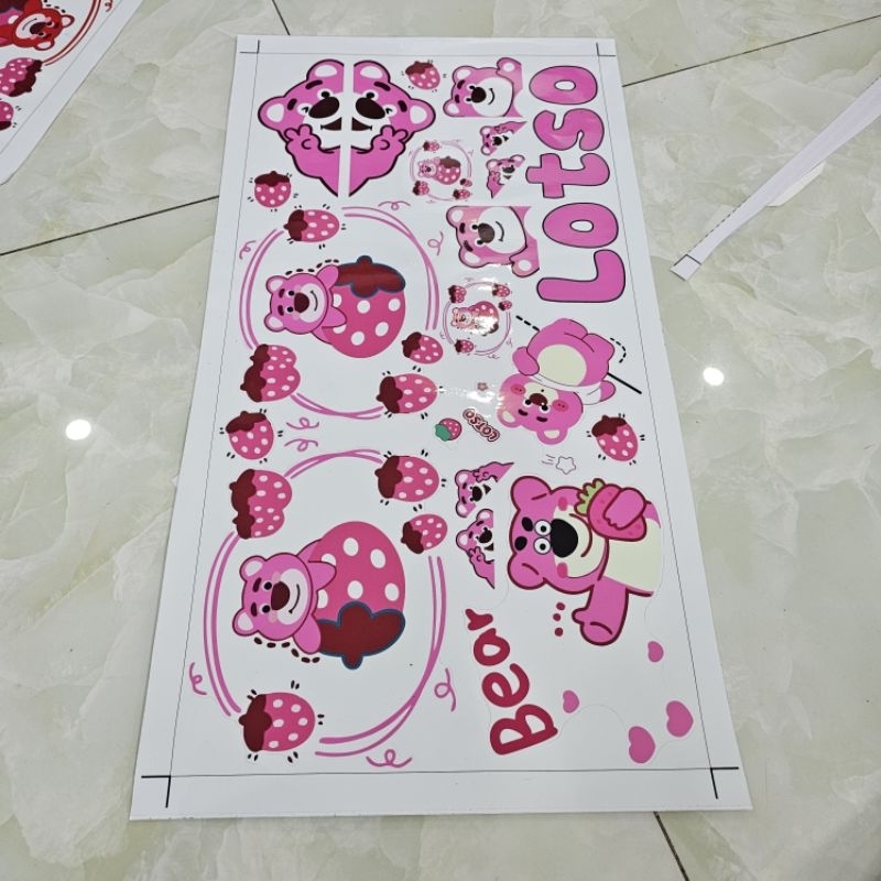Tem logo sticker gấu dâu lotso mới 30x60cm dán trang trí xe nền trắng