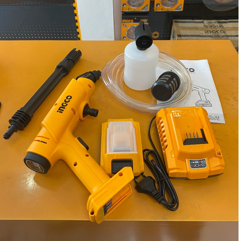 Máy rửa xe dùng pin áp lực cao INGCO CPWLI20282,dùng pin Lithium 20V tặng kèm 1 pin và 1 sạc 2ah