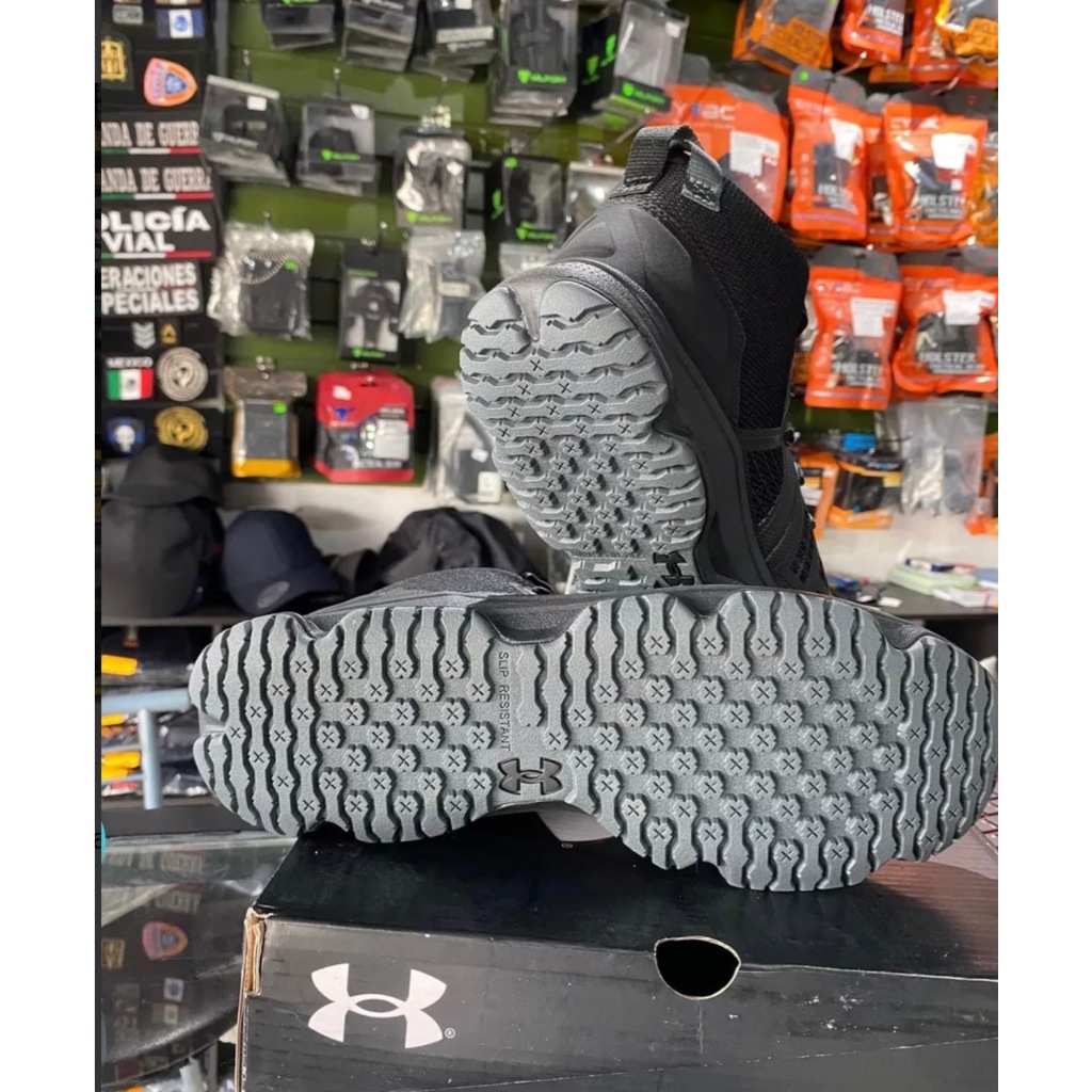 Giày UA Micro G Strikefast Mid Cross