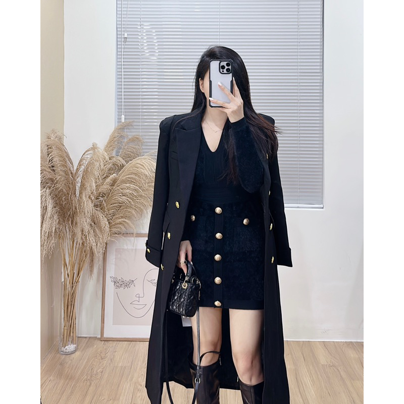 8935 Áo vest dáng dài chiết eo đệm vai cúc vàng lót trám bông