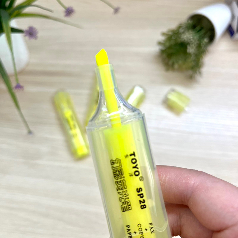 Bút dạ quang màu vàng