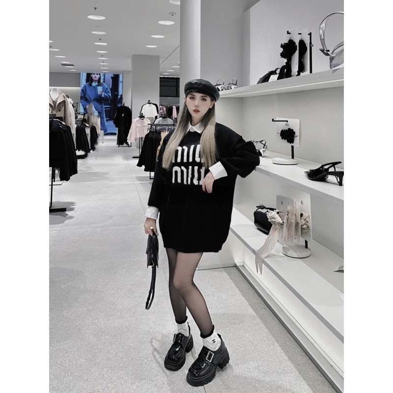 Áo Sweater Len Đen Miuiu Trơn Form Rộng Sang Chảnh