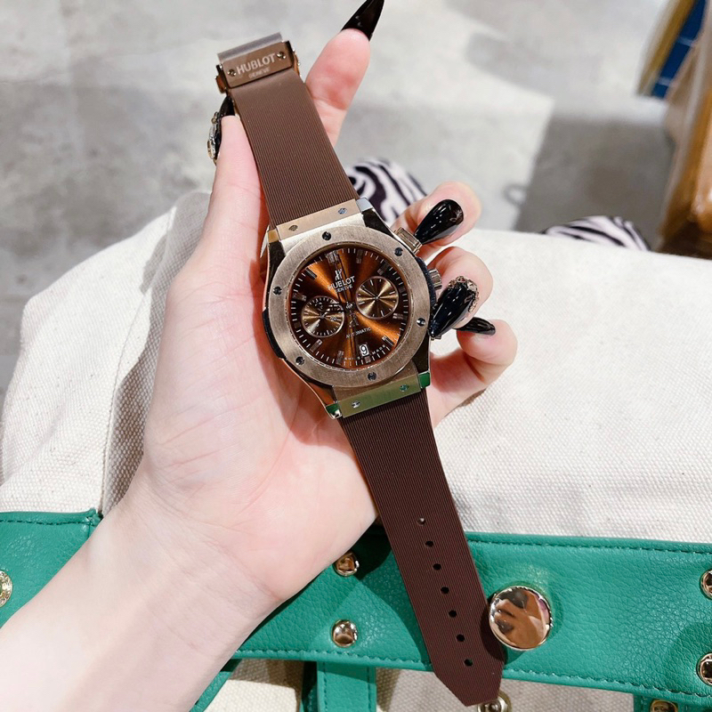 Đồng hồ cặp hublo.t nam, nữ dây cao su màu nâu máy pin