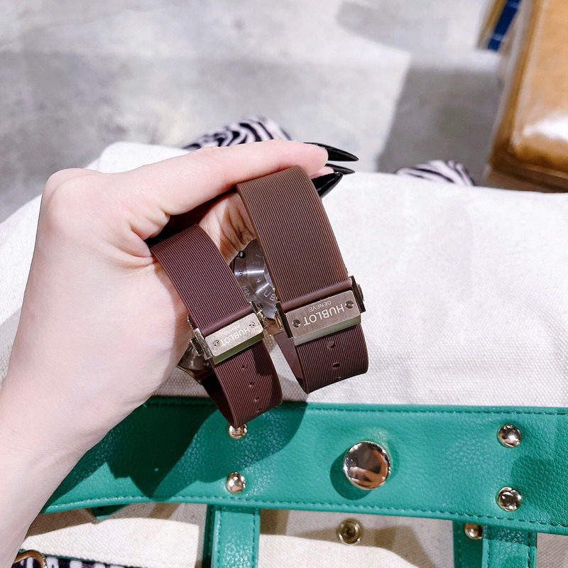 Đồng hồ cặp hublo.t nam, nữ dây cao su màu nâu máy pin