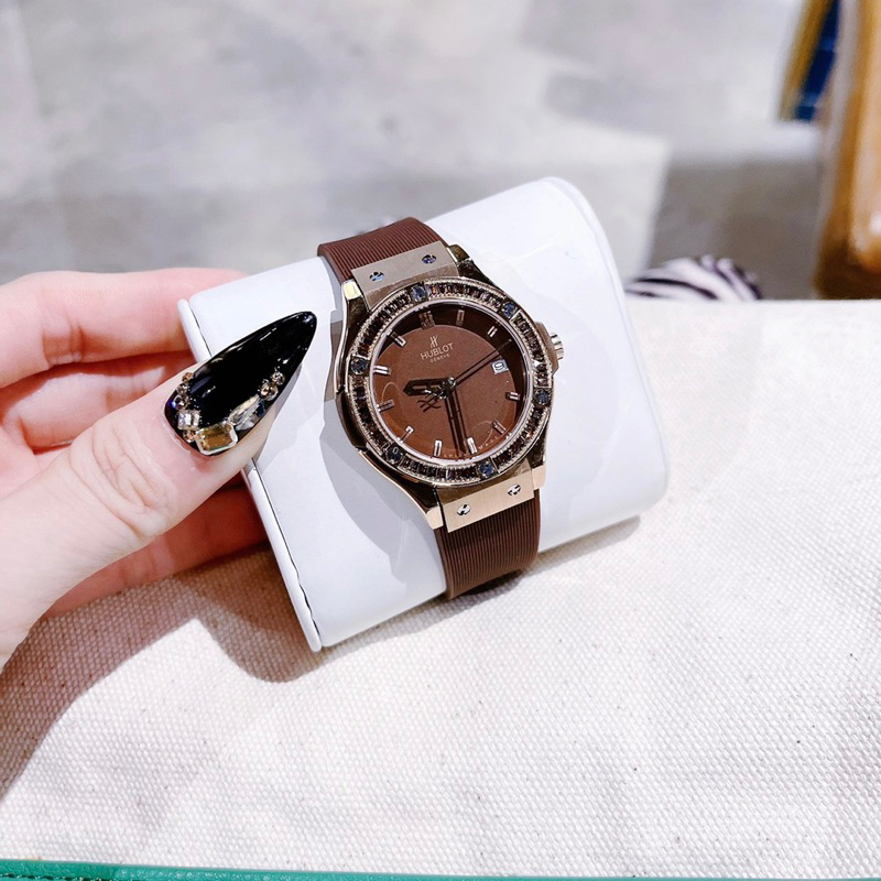 Đồng hồ cặp hublo.t nam, nữ dây cao su màu nâu máy pin