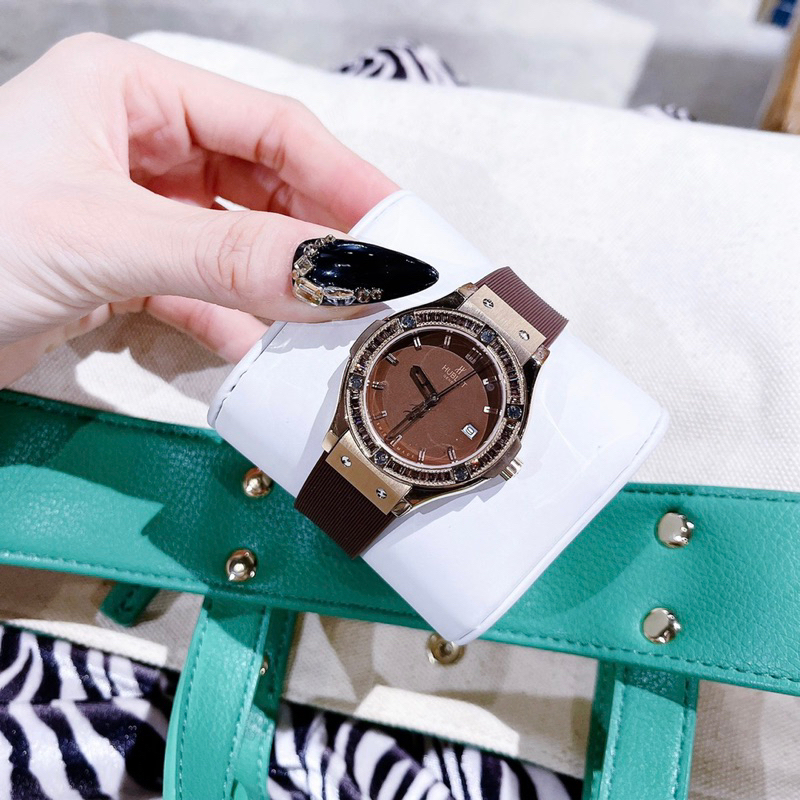 Đồng hồ cặp hublo.t nam, nữ dây cao su màu nâu máy pin