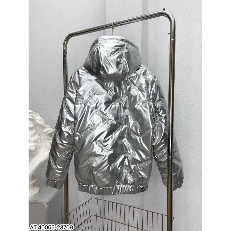 Áo khoác phao bóng dập nổi chữ wecome phối mũ bạc,áo phao bóng màu bạc có mũ bản hot trend 2024