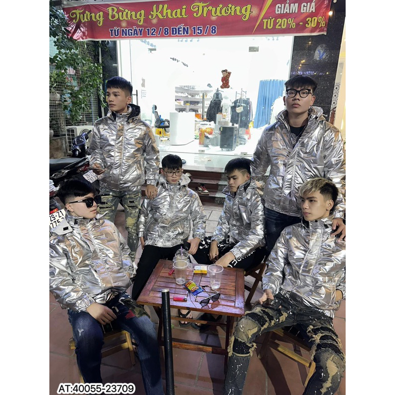 Áo khoác phao bóng dập nổi chữ wecome phối mũ bạc,áo phao bóng màu bạc có mũ bản hot trend 2024