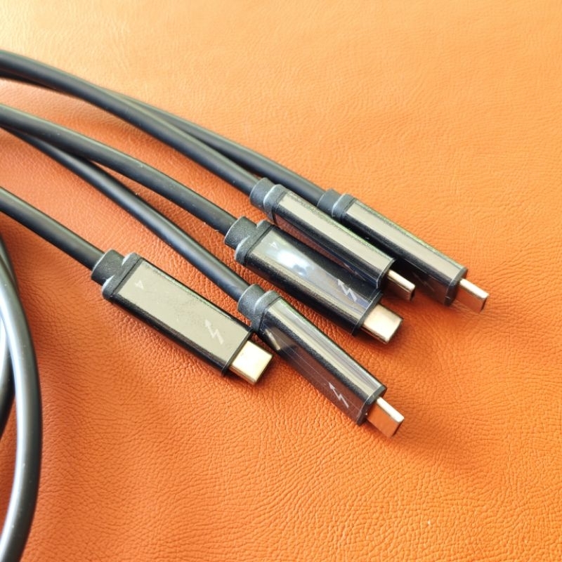 Cáp HP Thunderbolt 4 dài 0,8 mét, HP Thunderbolt 3 dài 0.7 mét.