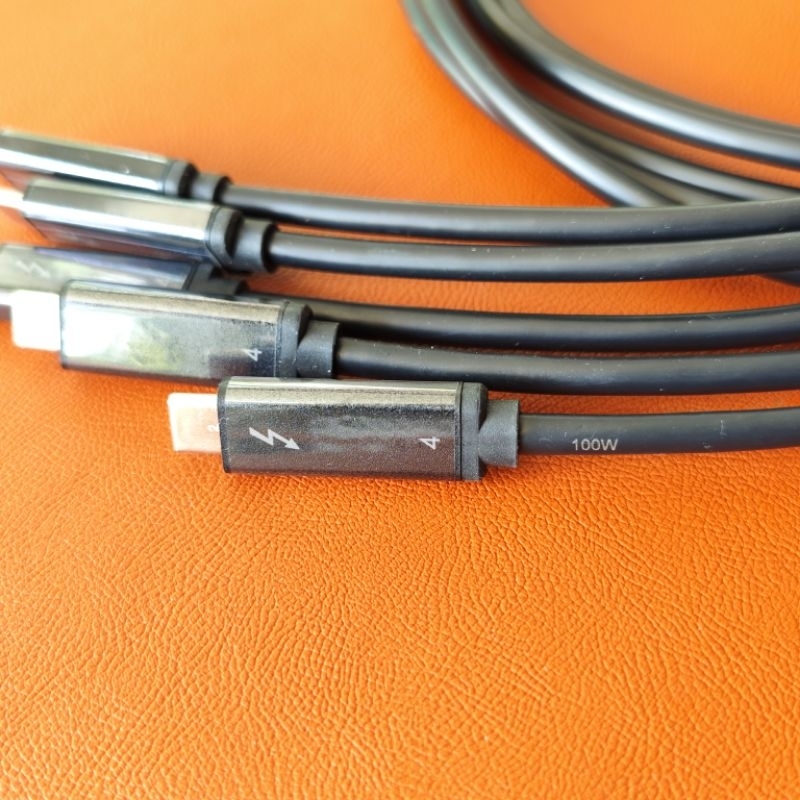 Cáp HP Thunderbolt 4 dài 0,8 mét, HP Thunderbolt 3 dài 0.7 mét.