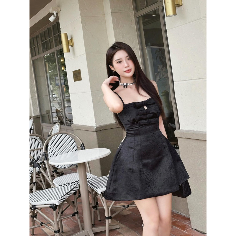 Anis_ Đầm hai dây form A có đệm ngực, đính ba nơ phía trước.