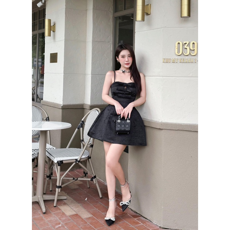 Anis_ Đầm hai dây form A có đệm ngực, đính ba nơ phía trước.