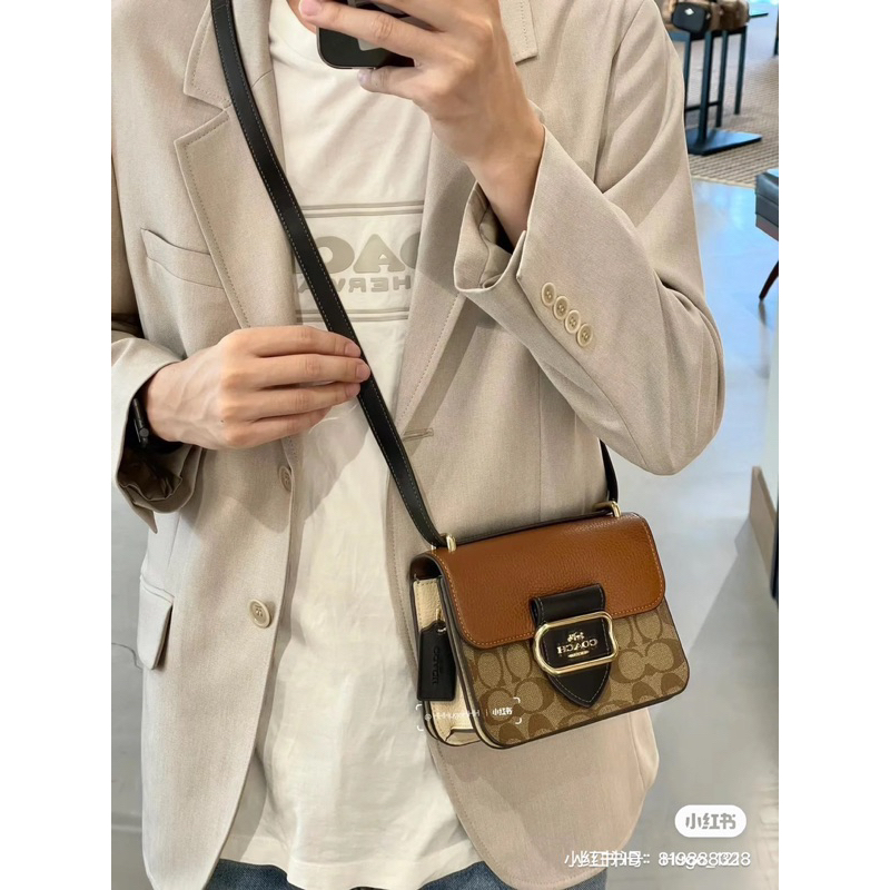 TÚI ĐEO CHÉO NỮ DA THẬT SIZE 18.5 MÀU NÂU DA CANVAS HOẠ TIẾT CHỮ PHỐI NÂU NẮP LOGO XE NGỰA QUAI ĐEO DA