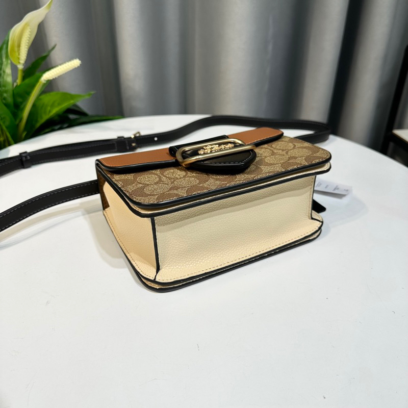 TÚI ĐEO CHÉO NỮ DA THẬT SIZE 18.5 MÀU NÂU DA CANVAS HOẠ TIẾT CHỮ PHỐI NÂU NẮP LOGO XE NGỰA QUAI ĐEO DA