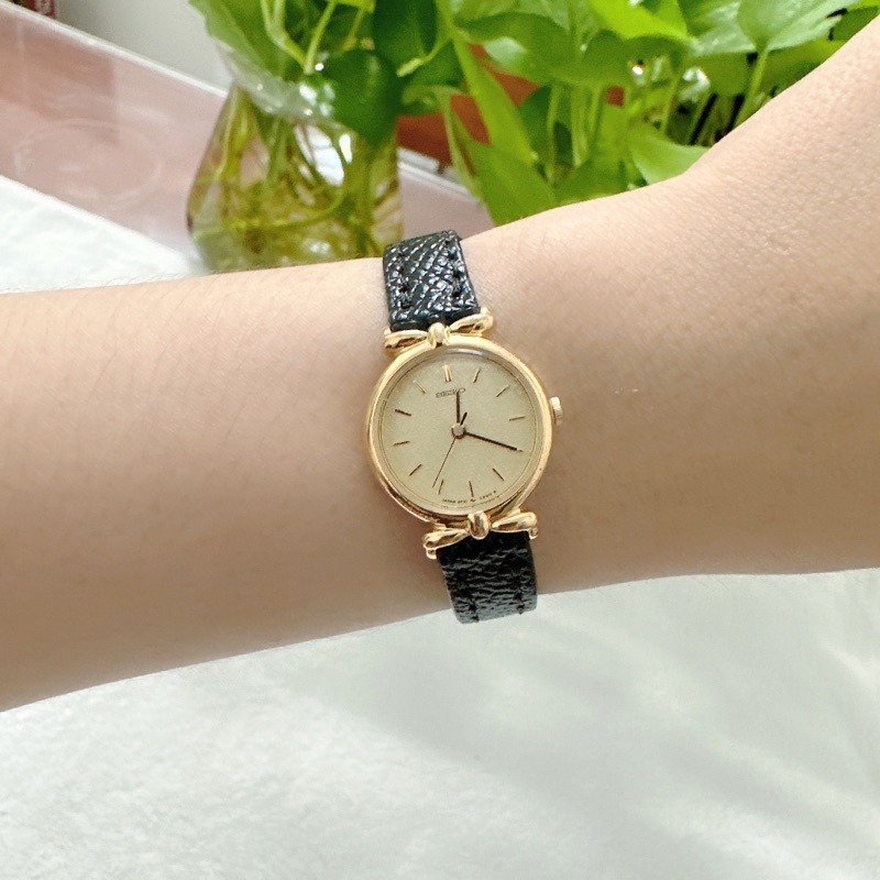 Đồng hồ nữ si nhật hiệu Seiko, dây da bò