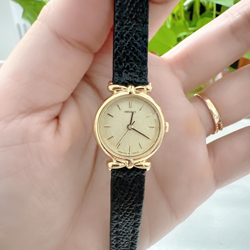 Đồng hồ nữ si nhật hiệu Seiko, dây da bò