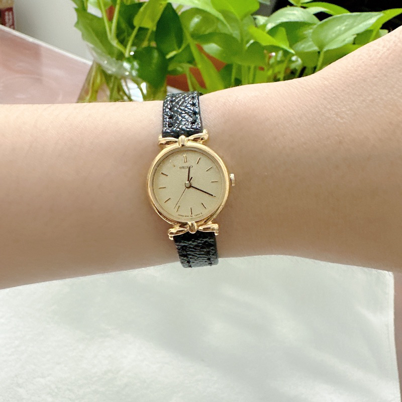Đồng hồ nữ si nhật hiệu Seiko, dây da bò