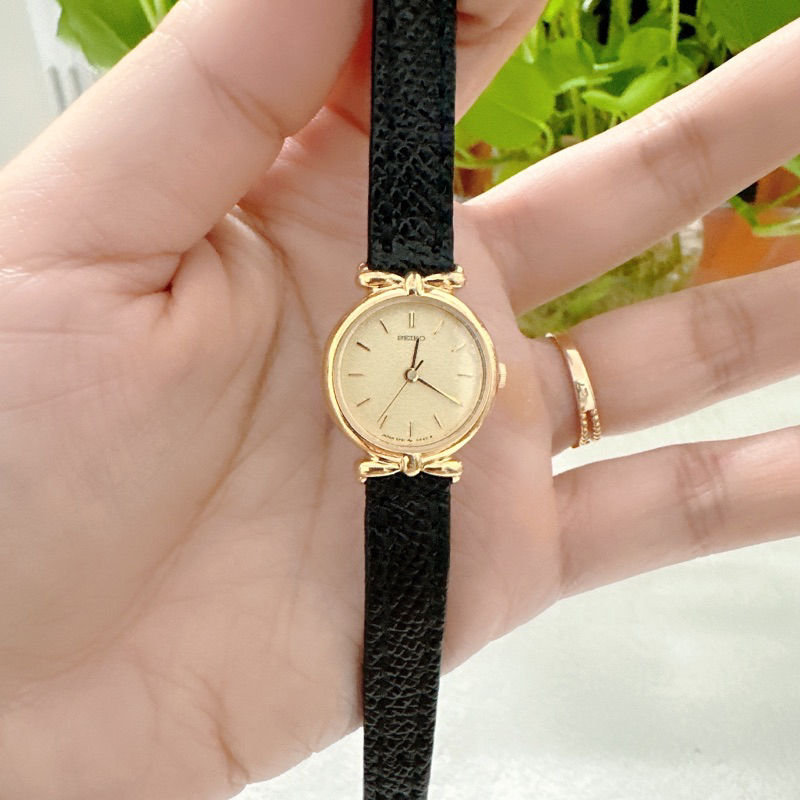 Đồng hồ nữ si nhật hiệu Seiko, dây da bò