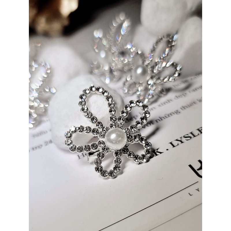 Tag Cài Áo Hoa Đính Đá Thời Trang Sang Chảnh