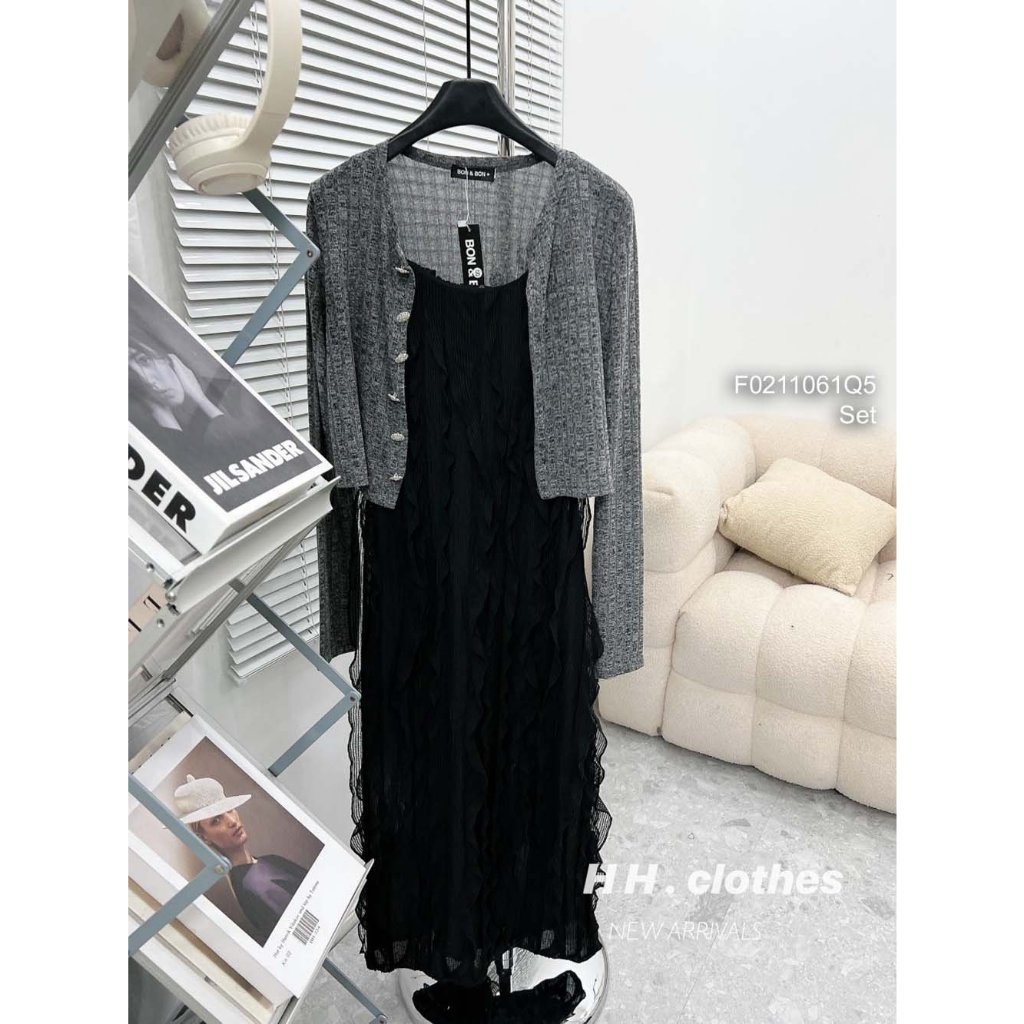 Set 2 món đầm maxi đen tơ ren phối viền bèo 2 dây kèm áo khoác len montoghi xám tay dài!