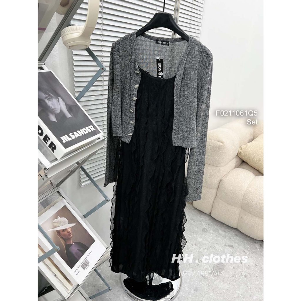 Set 2 món đầm maxi đen tơ ren phối viền bèo 2 dây kèm áo khoác len montoghi xám tay dài!