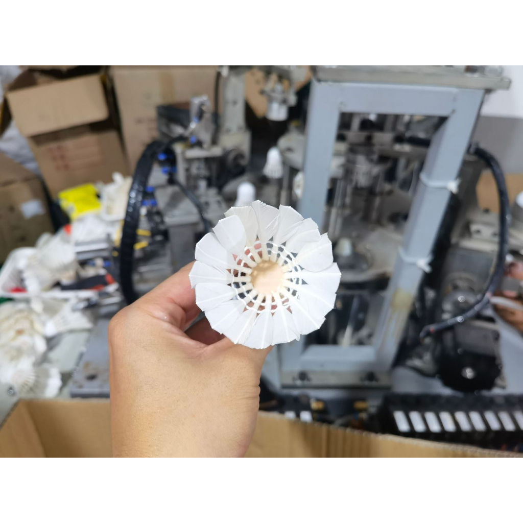 Quả cầu lông giá siêu rẻ tiêu chuẩn thi đấu phù hợp cho học sinh sinh viên tập luyện