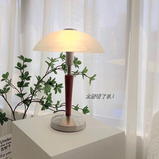 Đèn để bàn phòng ngủ phong cách cổ điển Mỹ