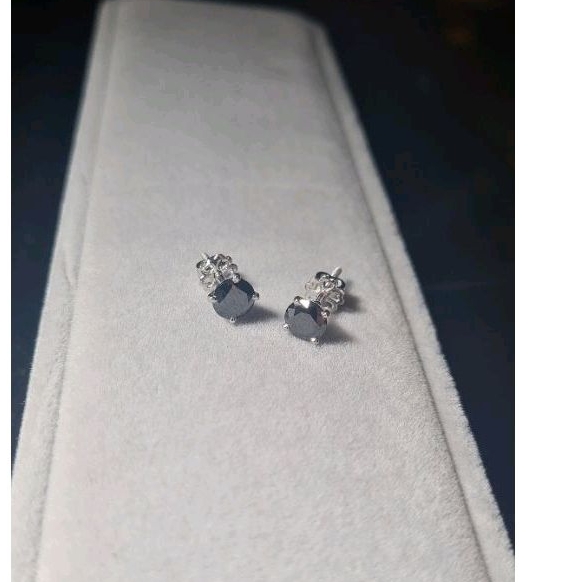 Đôi bông tai vàng trắng, Moissanite loại đẹp,màu bền vĩnh viễn. Kèm đầy đủ giấy tờ