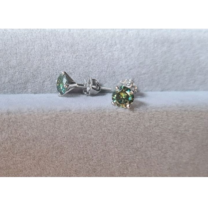 Đôi bông tai vàng trắng, Moissanite loại đẹp,màu bền vĩnh viễn. Kèm đầy đủ giấy tờ