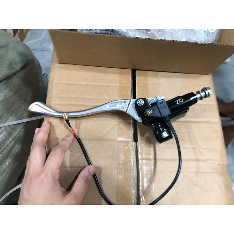 Bộ củ dầu tay phanh trên phải xe điện Gogo - Tay phanh nhôm mấu to loại đẹp