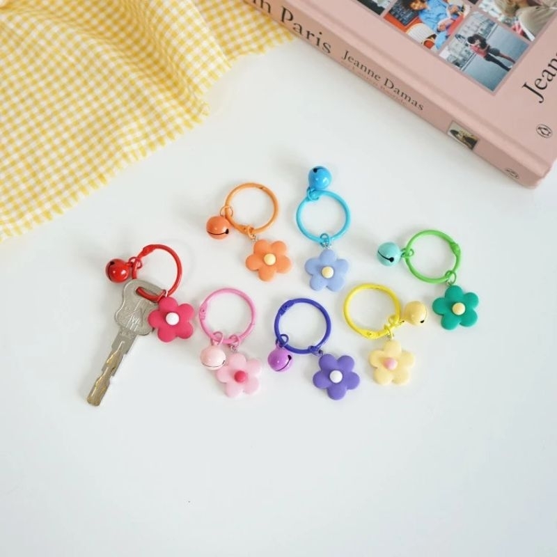 Móc khóa trang trí hình bông hoa đính chuông xinh xắn